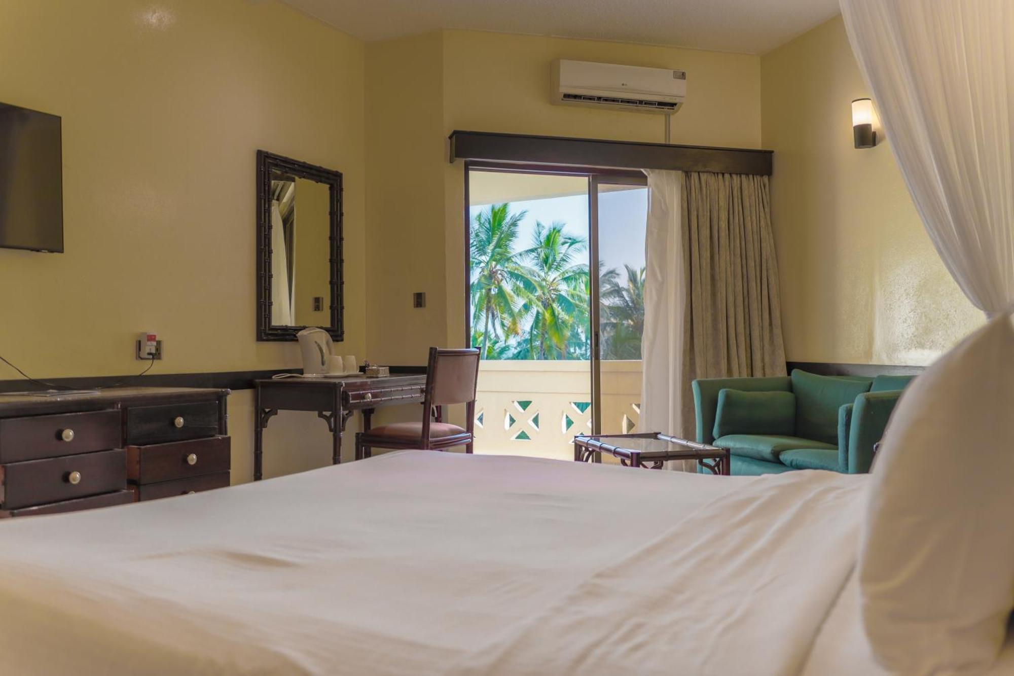 Mombasa Continental Resort Shanzu Exteriör bild