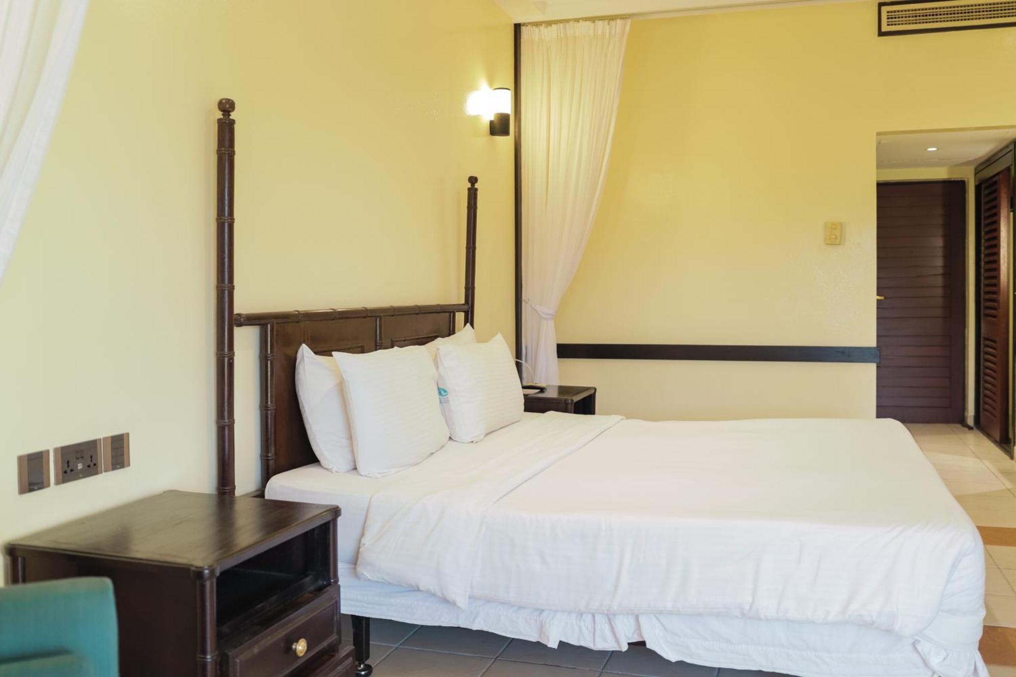 Mombasa Continental Resort Shanzu Exteriör bild
