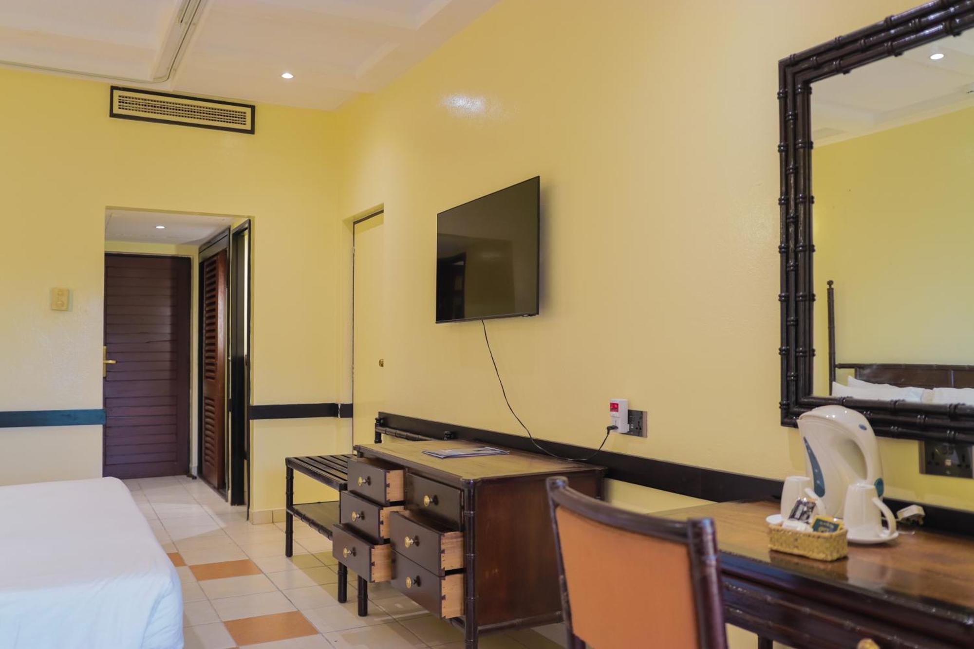 Mombasa Continental Resort Shanzu Exteriör bild
