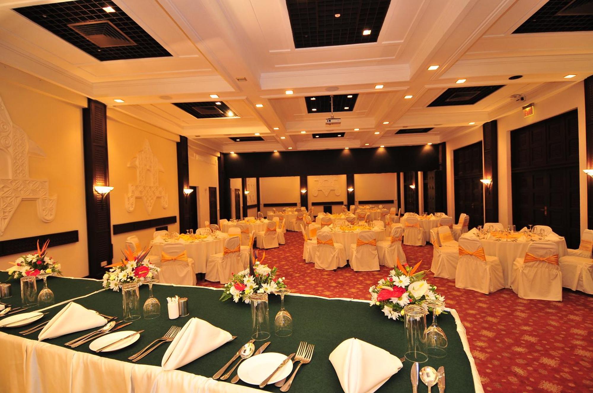 Mombasa Continental Resort Shanzu Exteriör bild